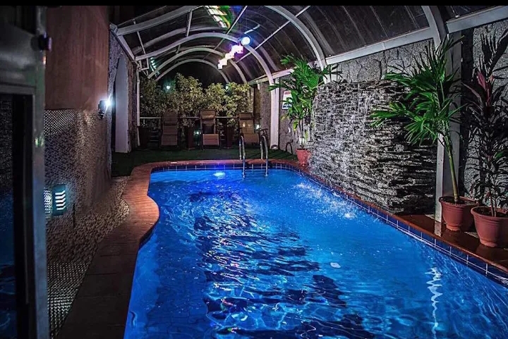 E-Suites Hotel Swimming Pool
